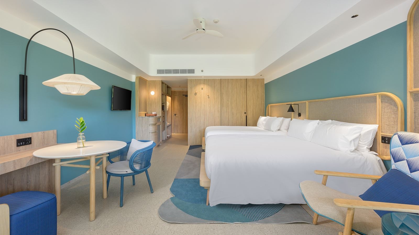 rooms-2-broom-premium-suite-pool-view