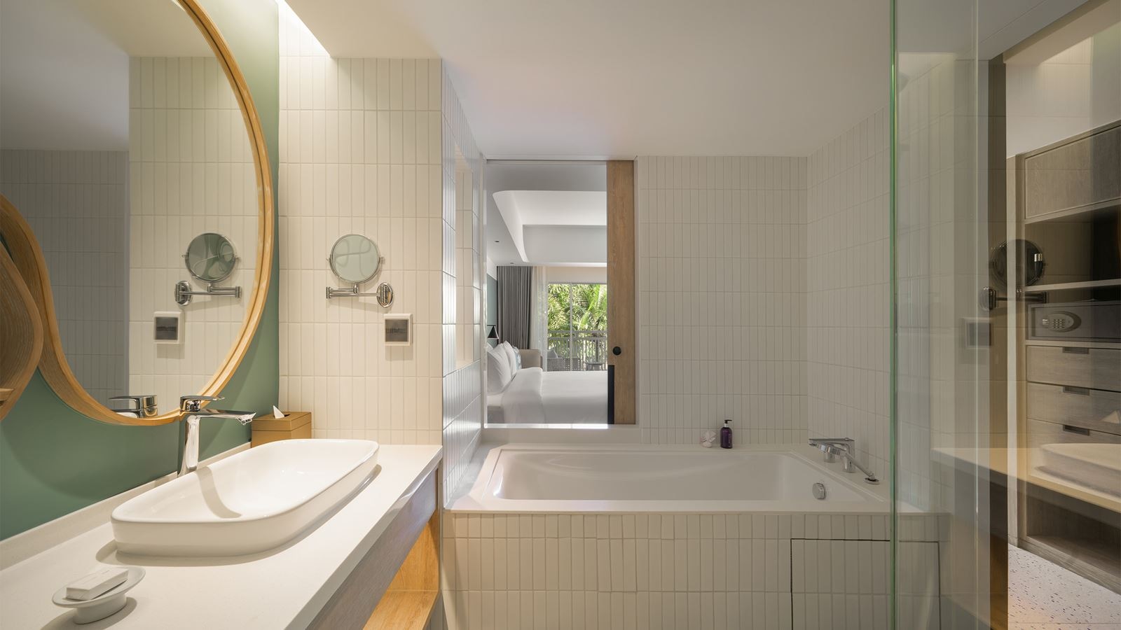 rooms-2-broom-premium-suite-pool-view