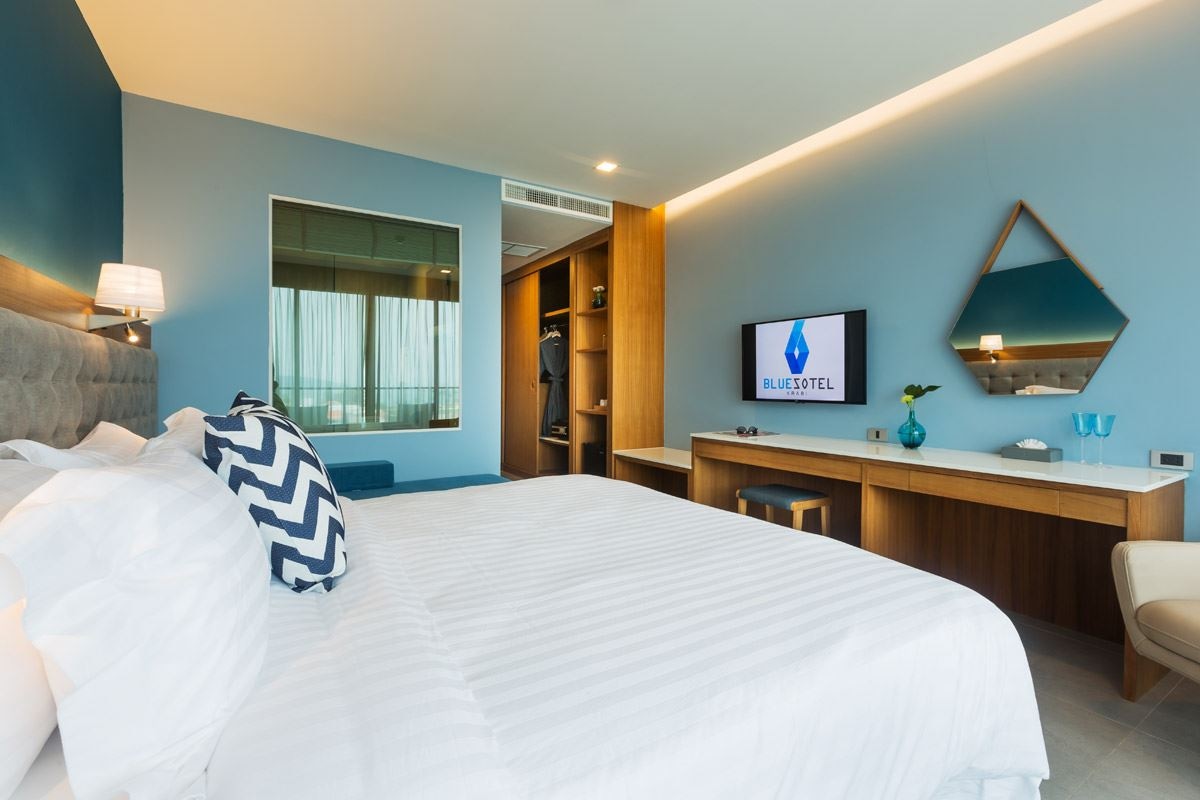 rooms-deluxe-pool-view-room