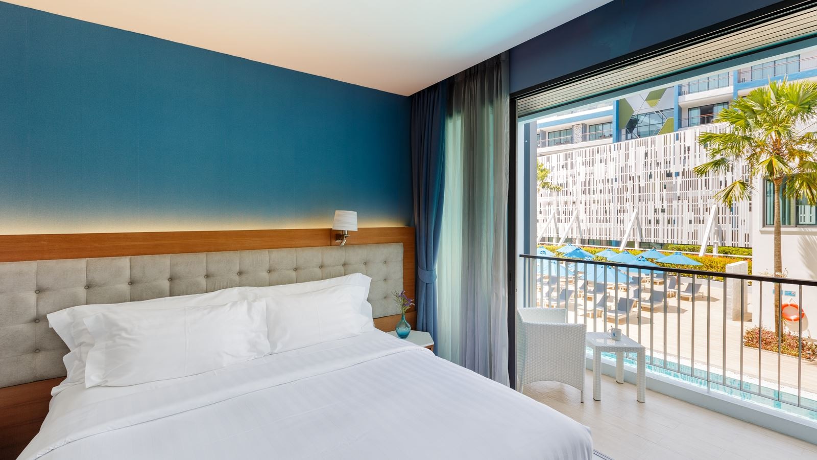 rooms-deluxe-pool-view-room