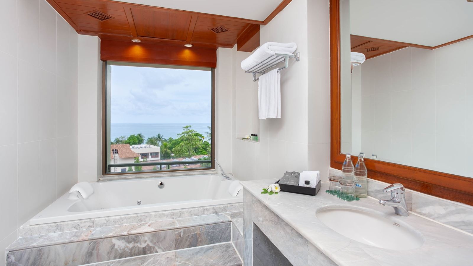 rooms-grand-jacuzzi-suite