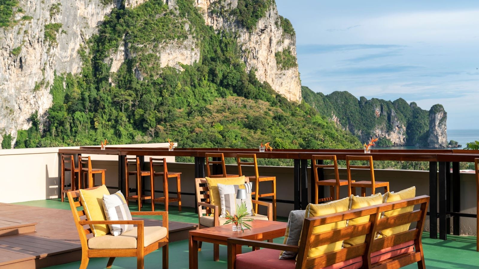 bars-the-peak-rooftop-bar