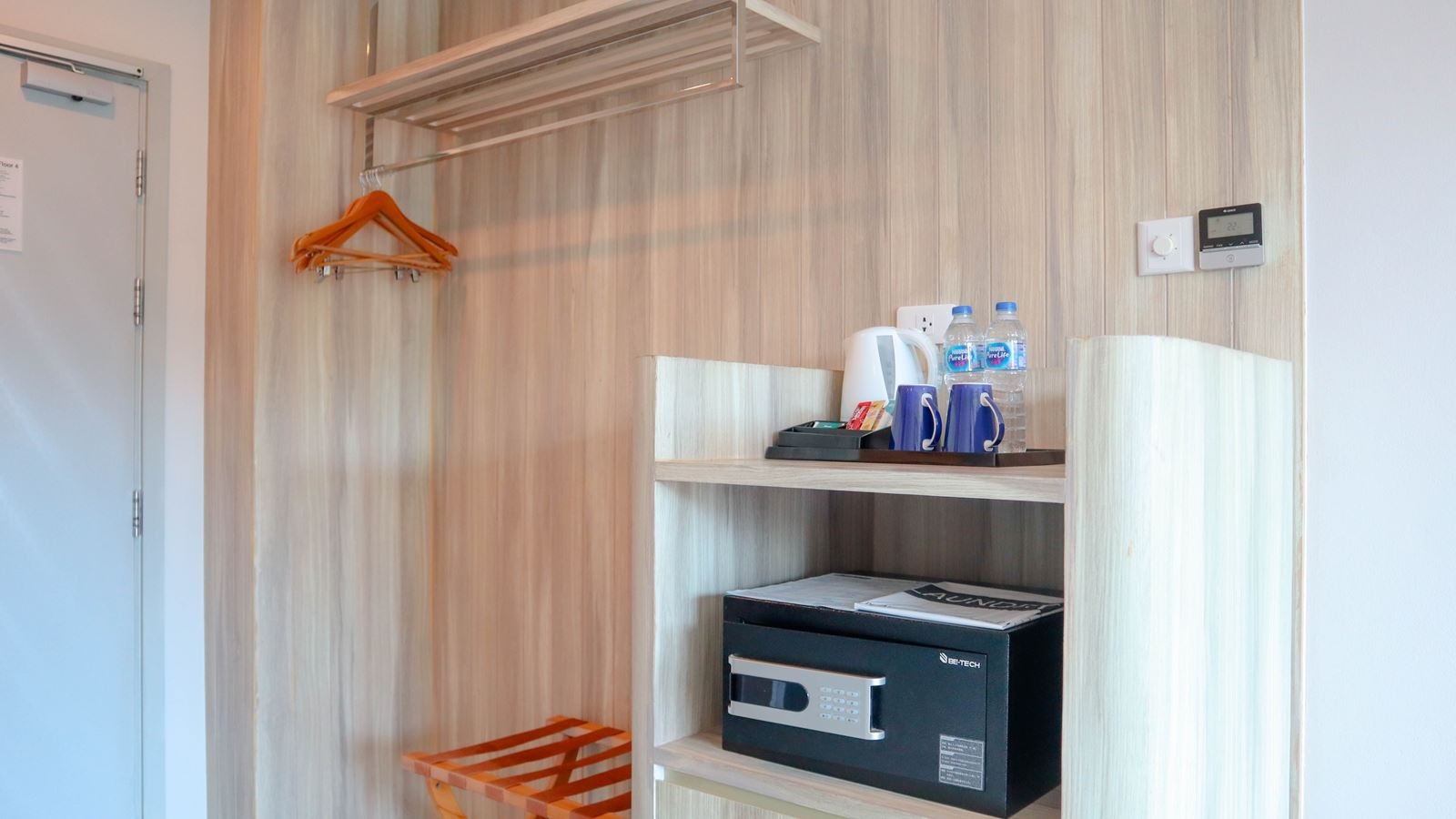 rooms-superior-pool-view-child-sharing-bed