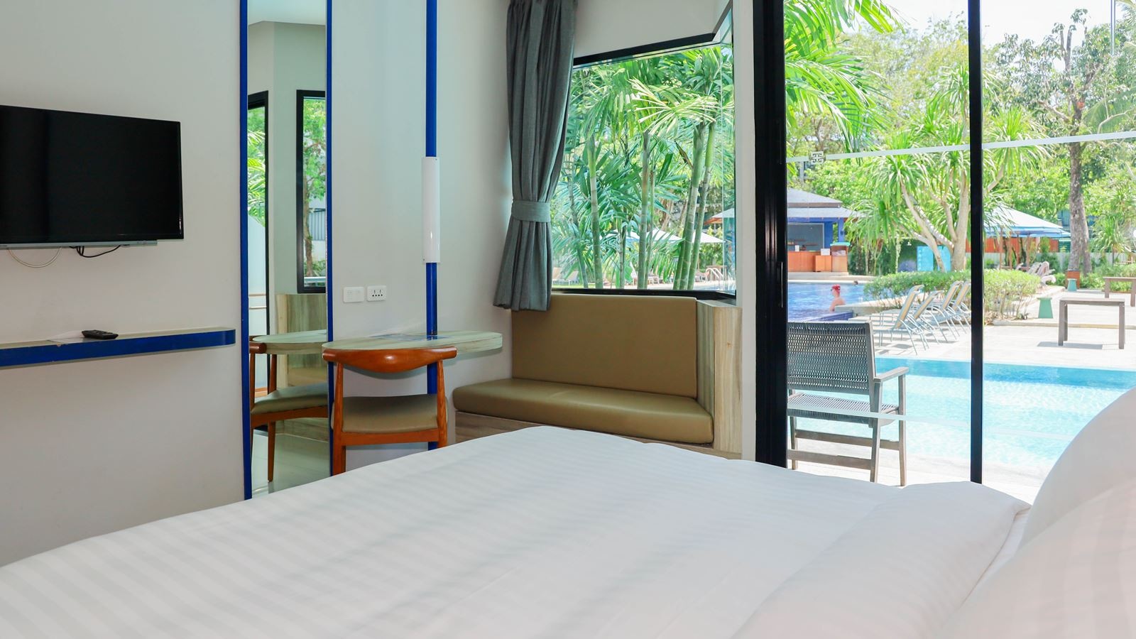 rooms-deluxe-pool-access-child-sharing-bed