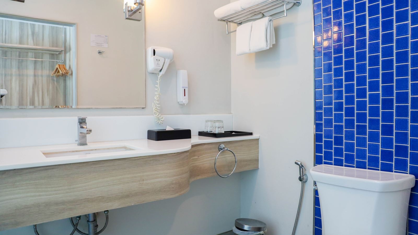 rooms-deluxe-pool-access-child-sharing-bed