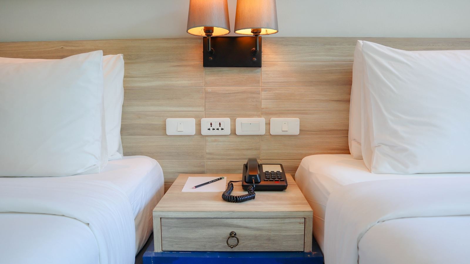 rooms-deluxe-pool-access-child-sharing-bed