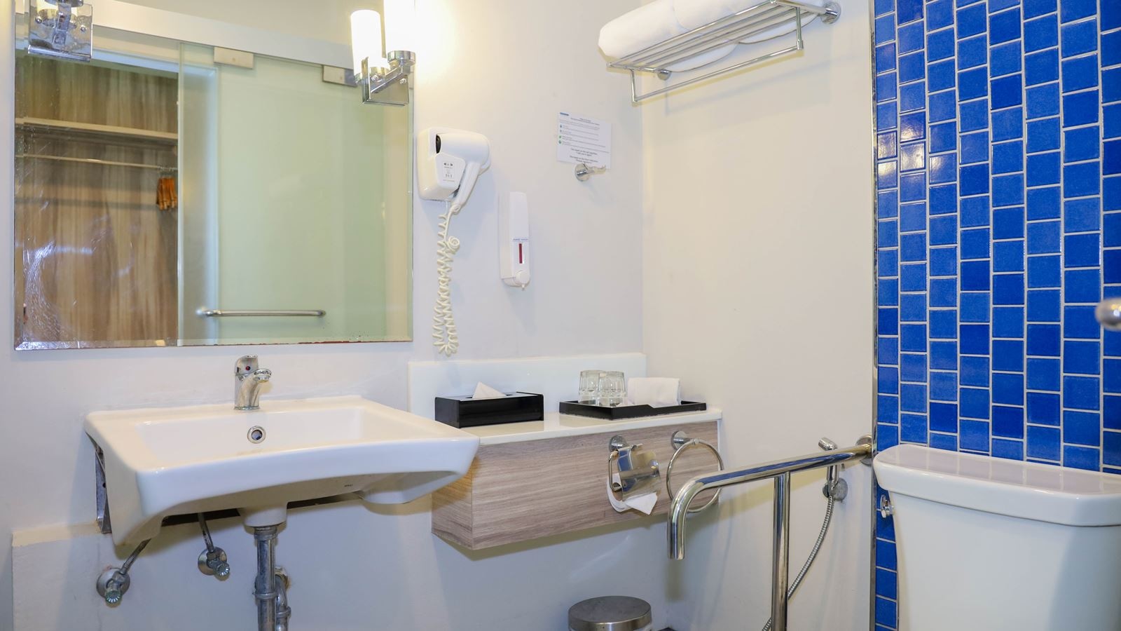 rooms-two-bedroom-family-garden-view-suite-child-sharing-bed