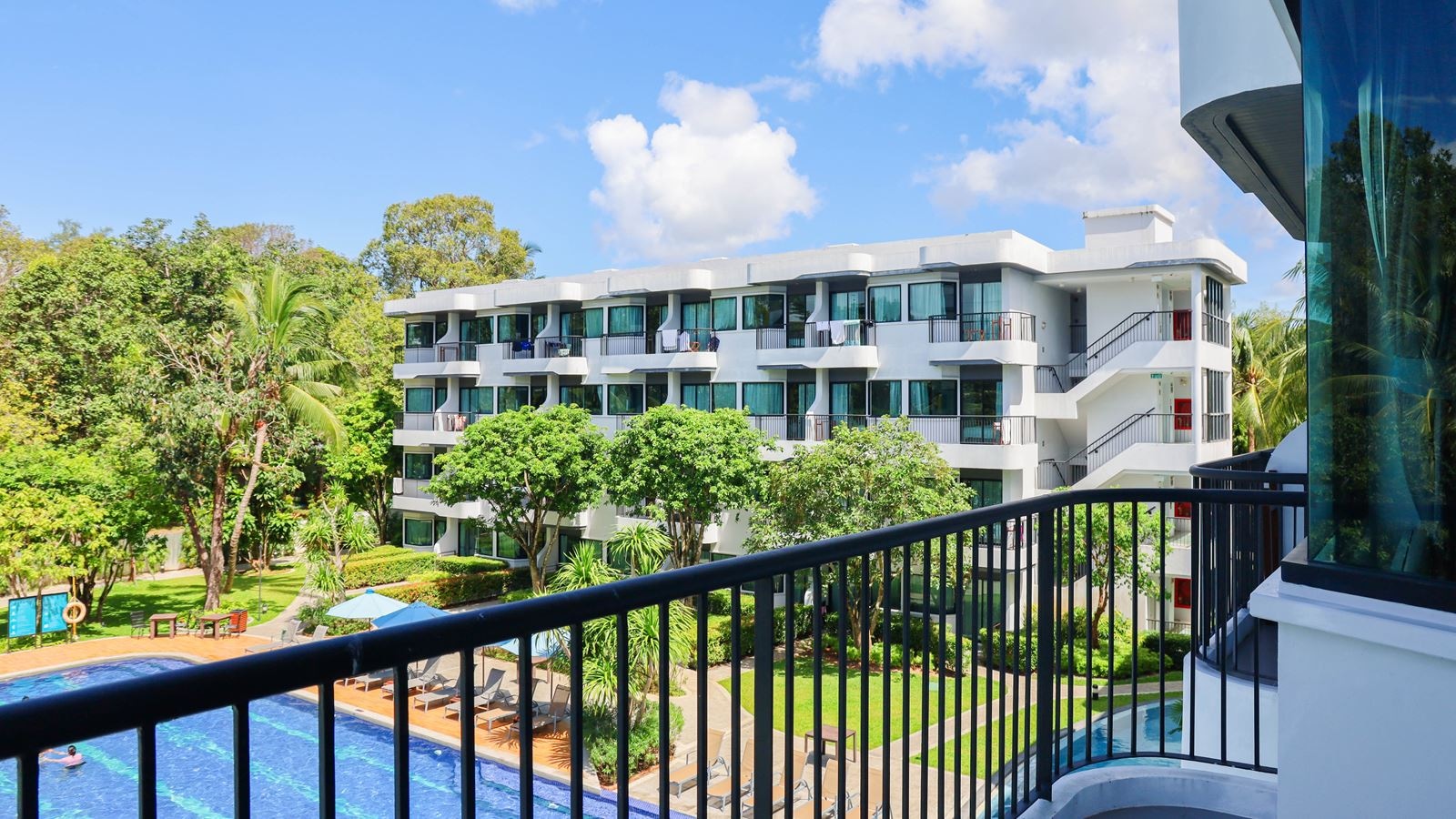 rooms-two-bedroom-family-pool-view-suite-child-sharing-bed