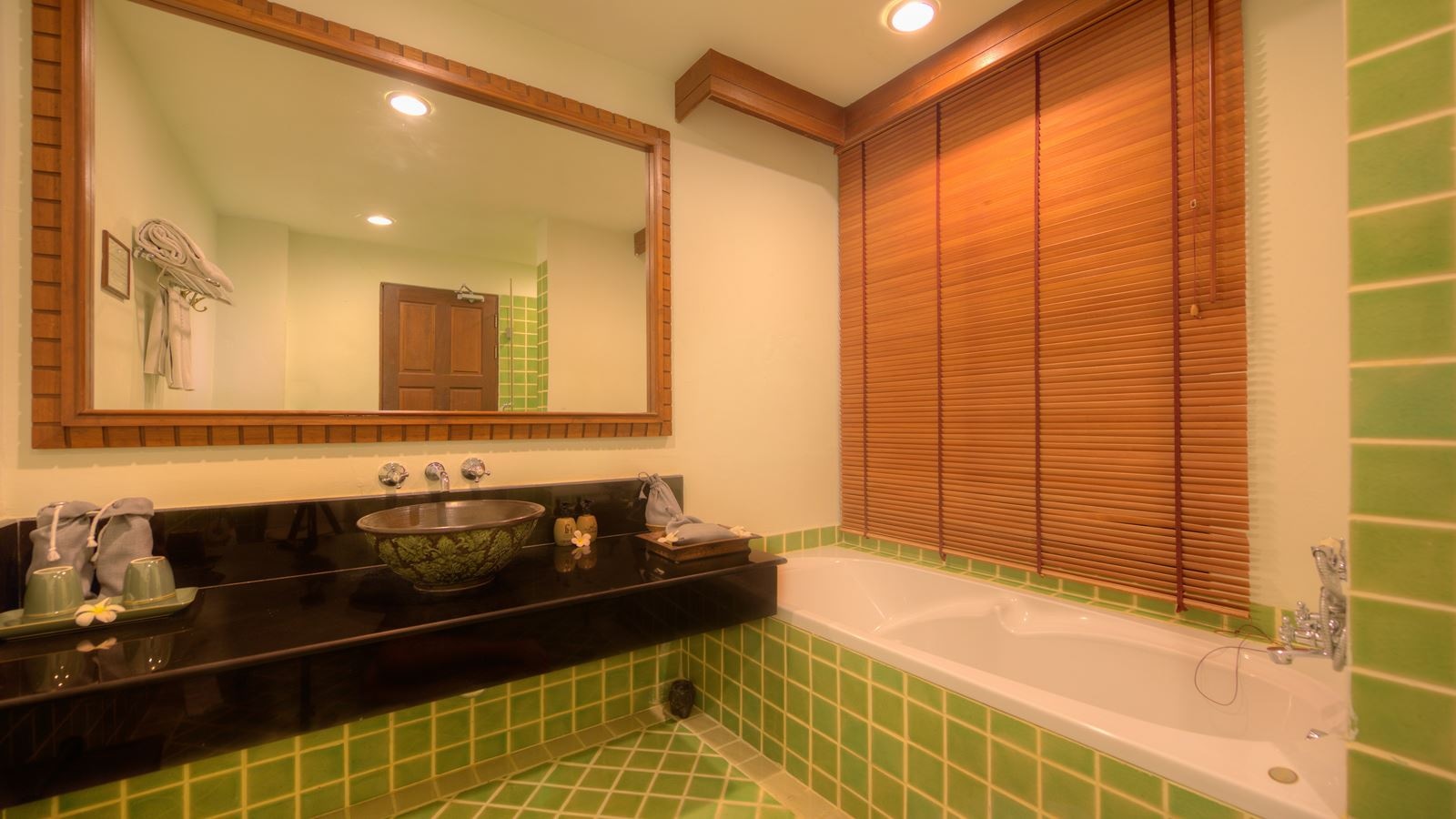 rooms-deluxe-balcony