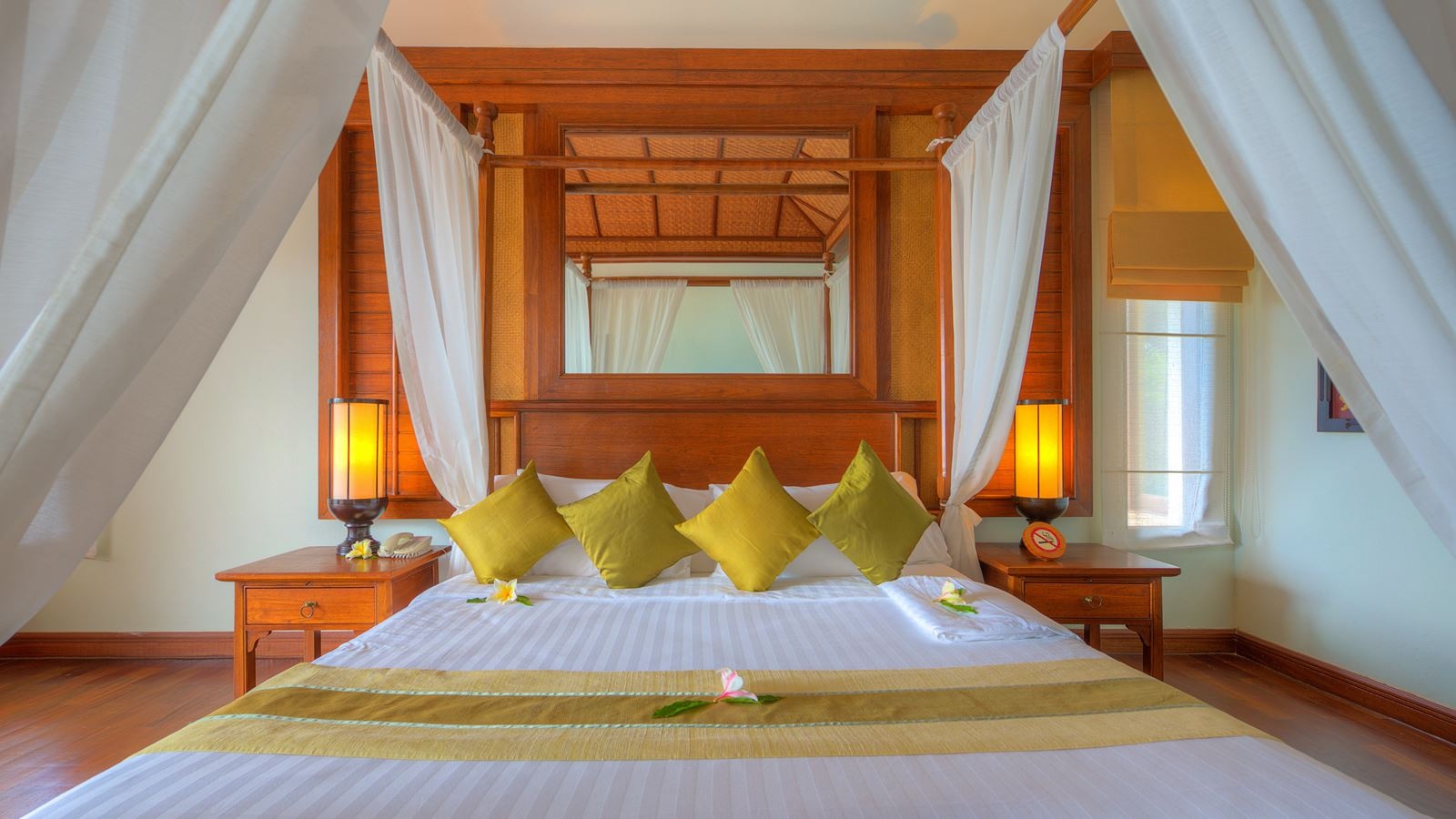 rooms-deluxe-balcony