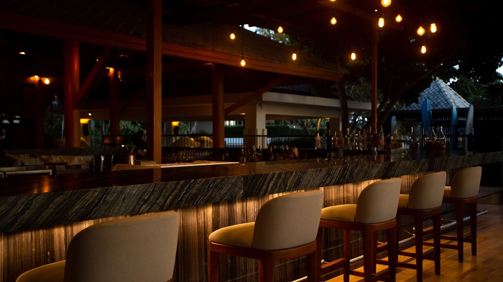 restaurants-the-breeze-restaurant