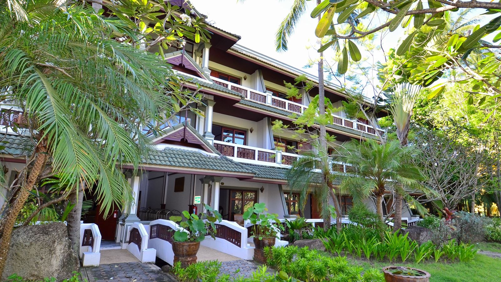 rooms-deluxe-room-building