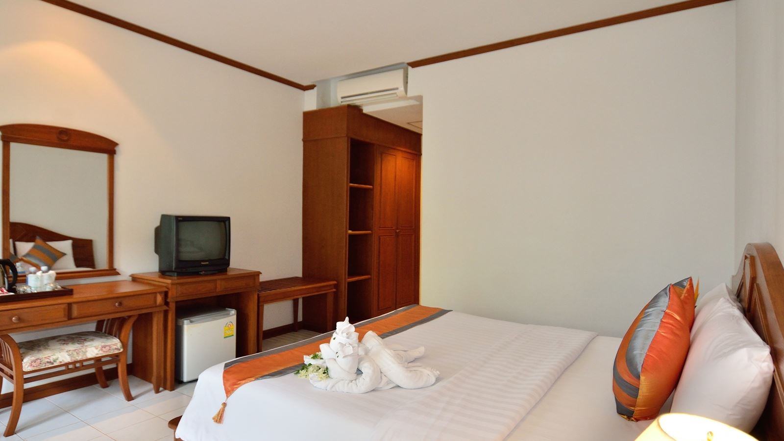 rooms-deluxe-room-building