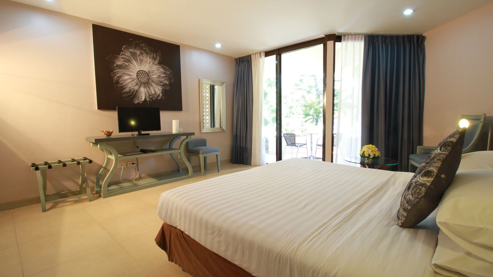 rooms-premier-pool-level