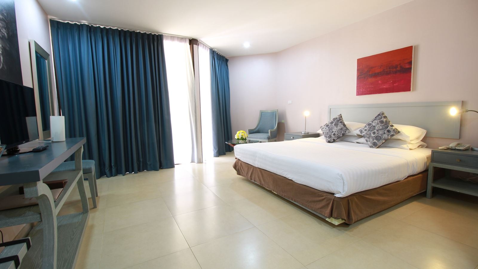 rooms-premier-pool-level