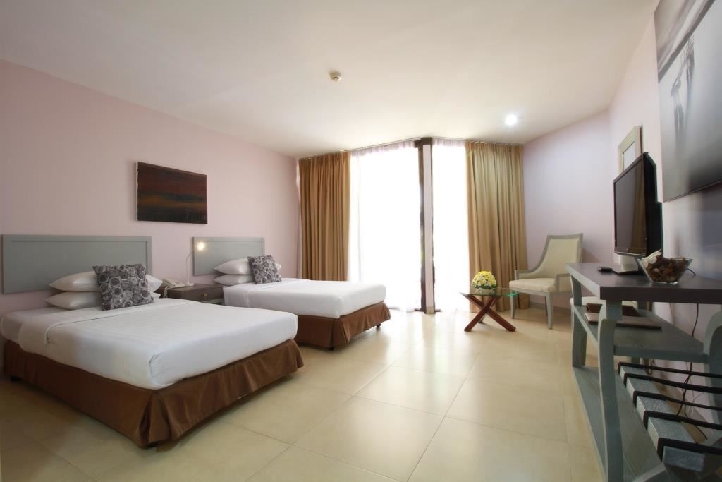 rooms-premier-pool-level