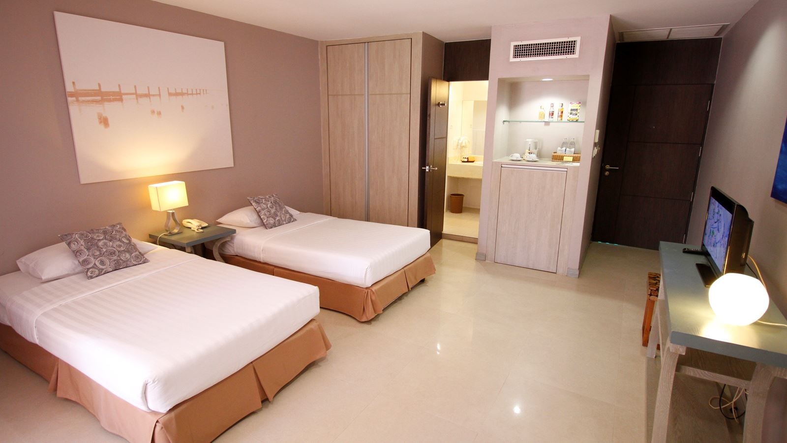 rooms-premier-pool-level