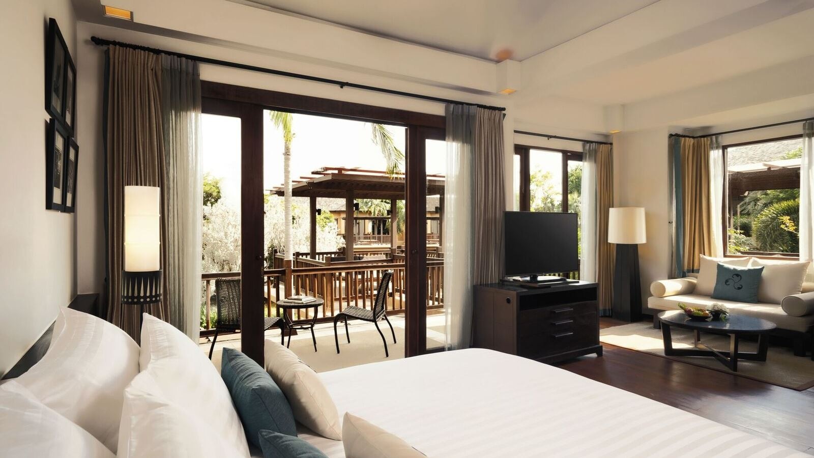 rooms-terrace-suite-with-lagoon-view