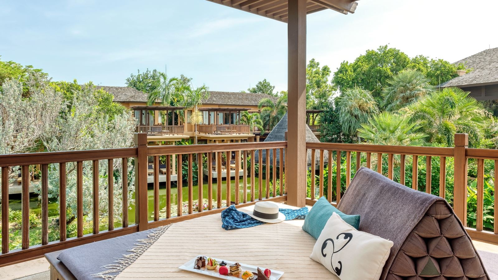 rooms-terrace-suite-with-lagoon-view
