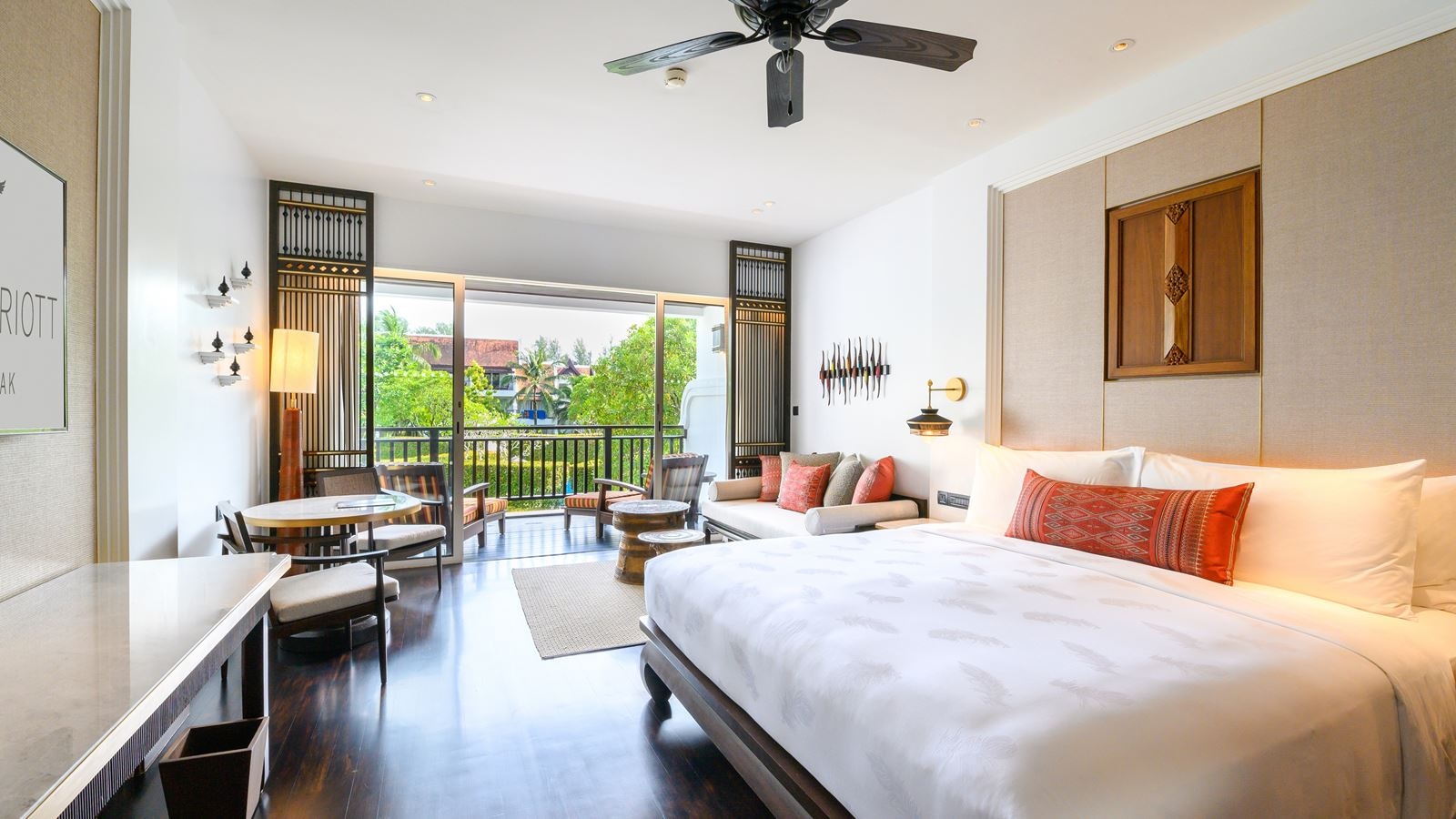 rooms-deluxe-lagoon-pool-view