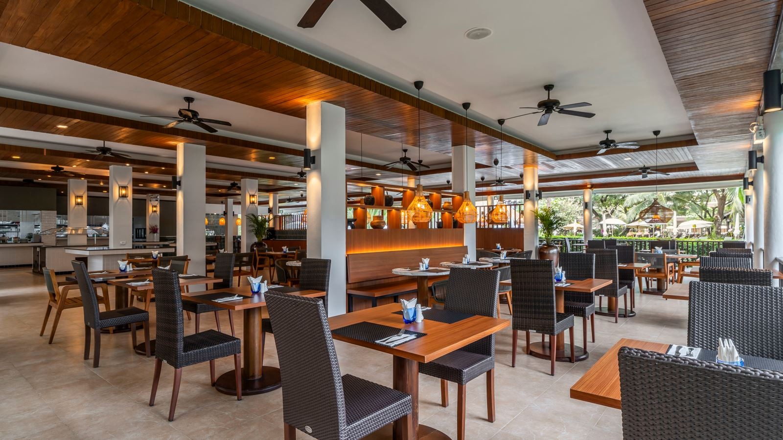 restaurants-restaurant-by-the-pool