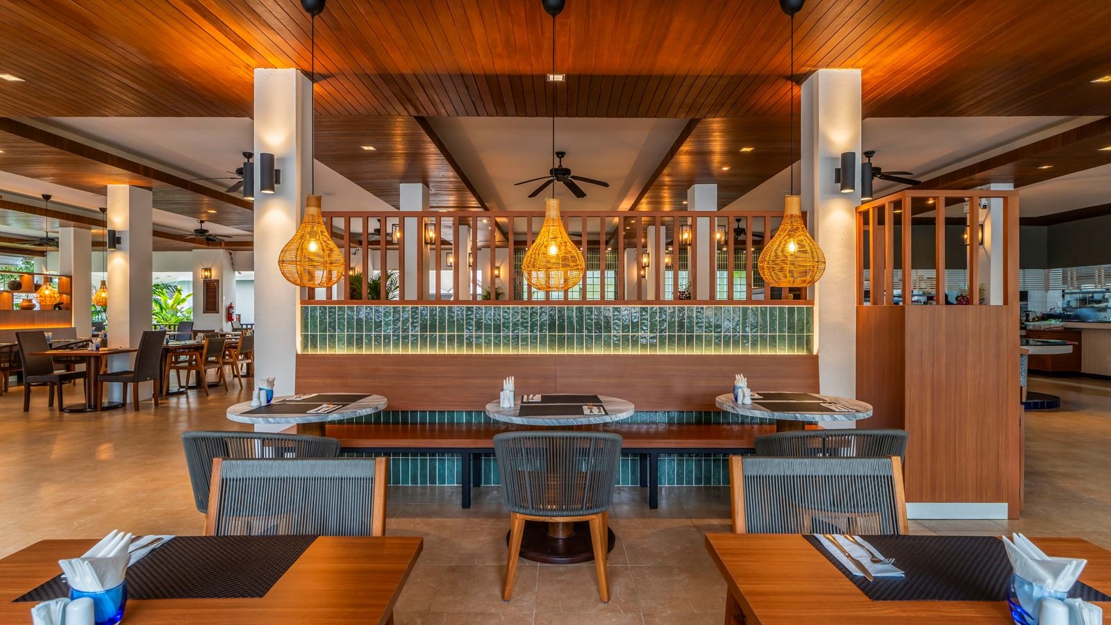 restaurants-restaurant-by-the-pool