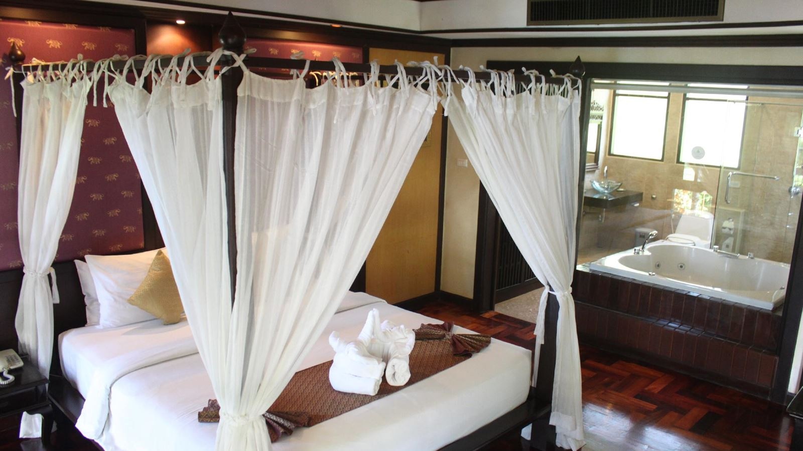 rooms-deluxe-jacuzzi