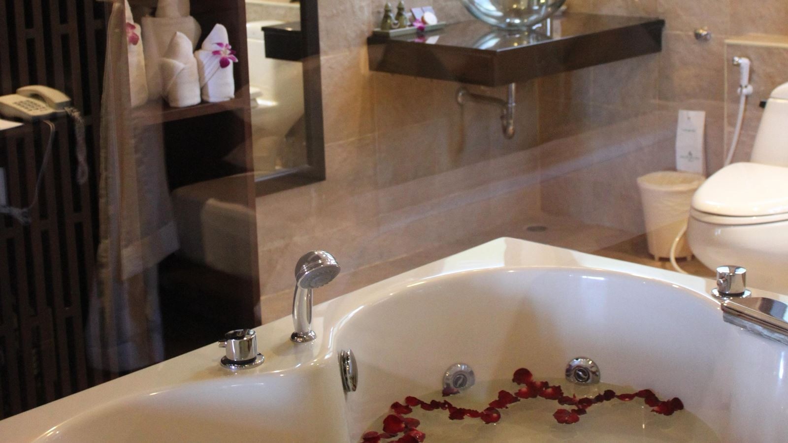 rooms-deluxe-jacuzzi