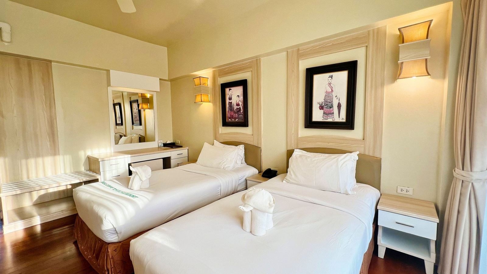 rooms-seaside-deluxe-building-room