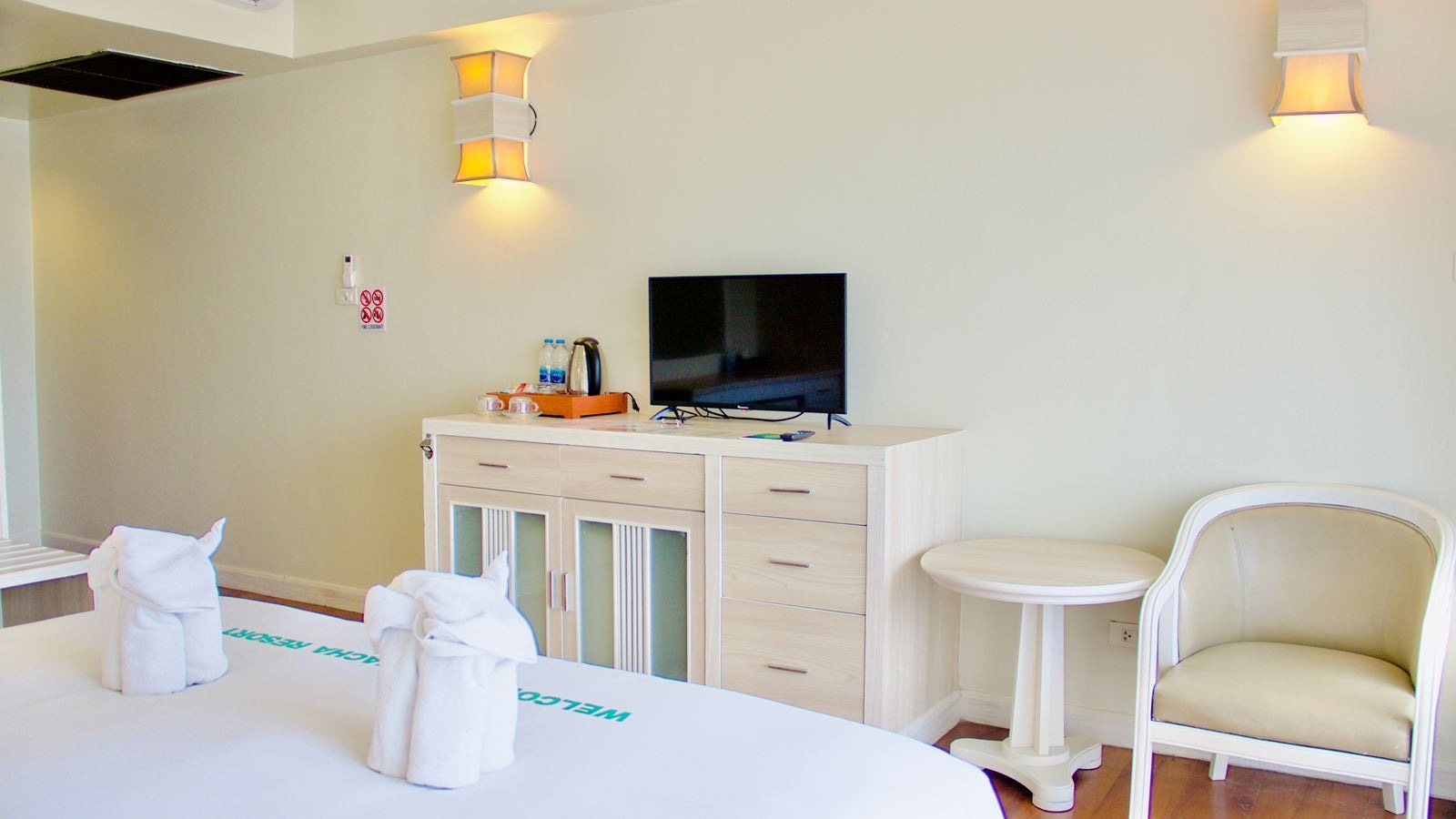 rooms-seaside-deluxe-building-room