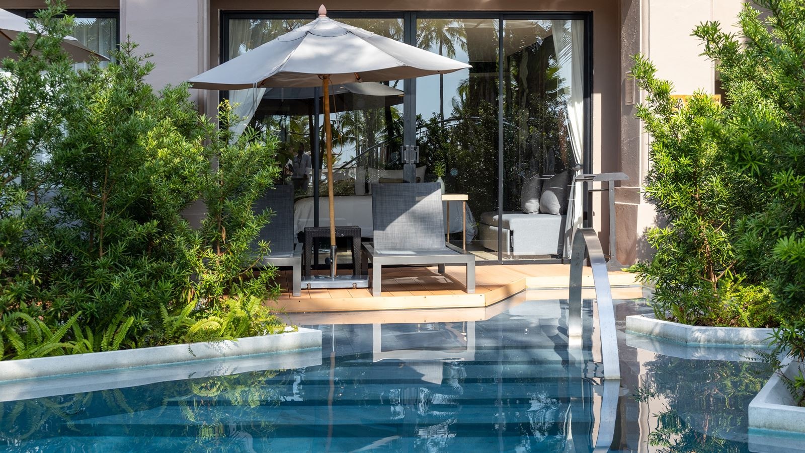 rooms-flora-pool-access