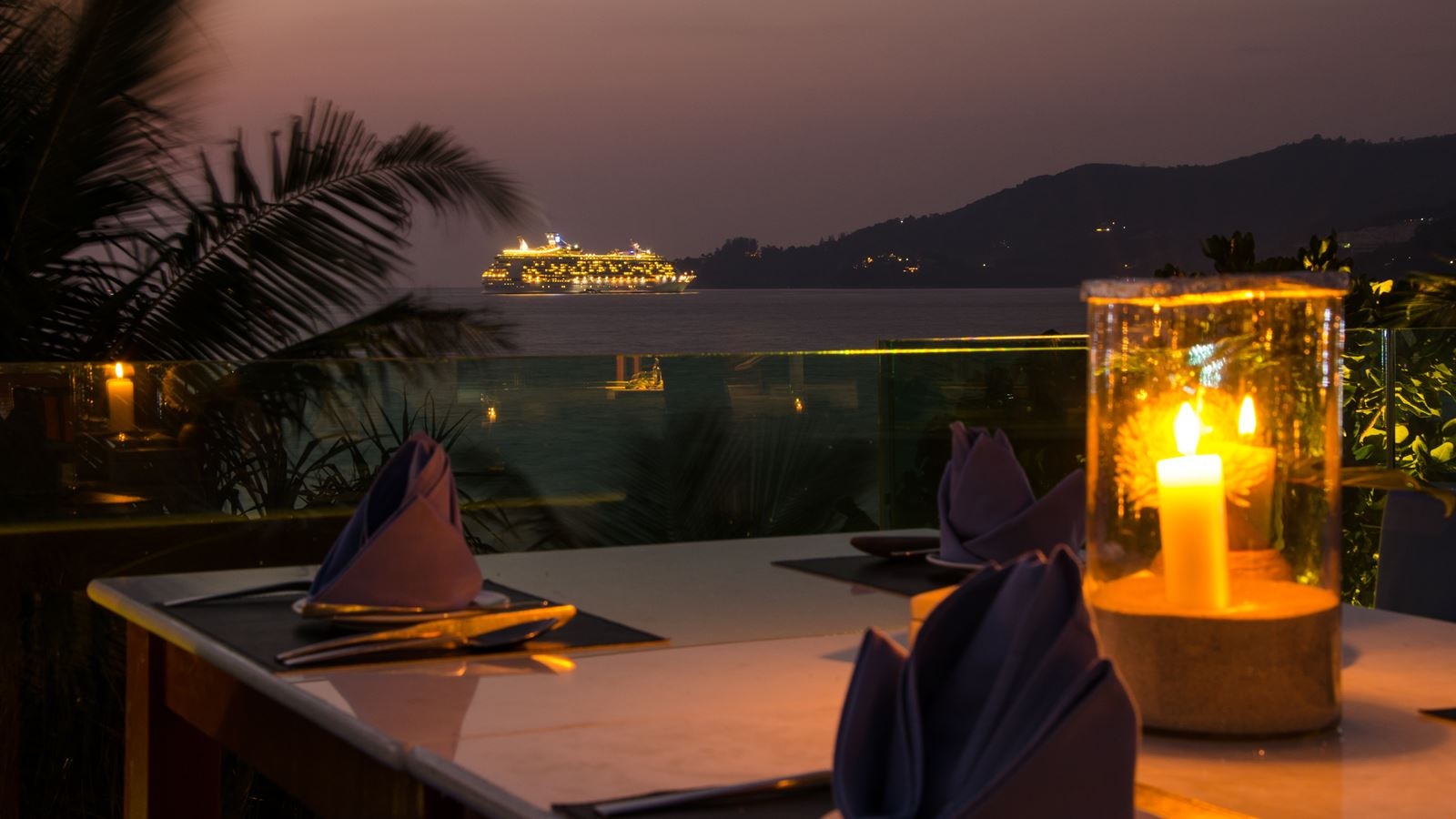 restaurants-the-suface-bar-and-restaurant