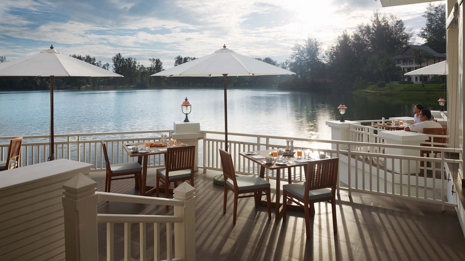 restaurants-the-club--exclusive-lounge-for-club-room-level-guests