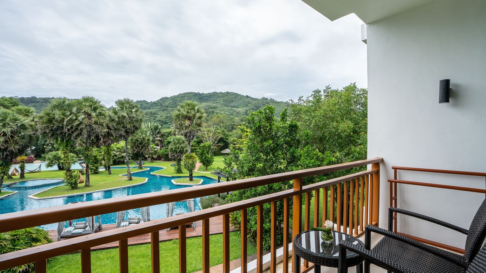 rooms-deluxe-pool-view