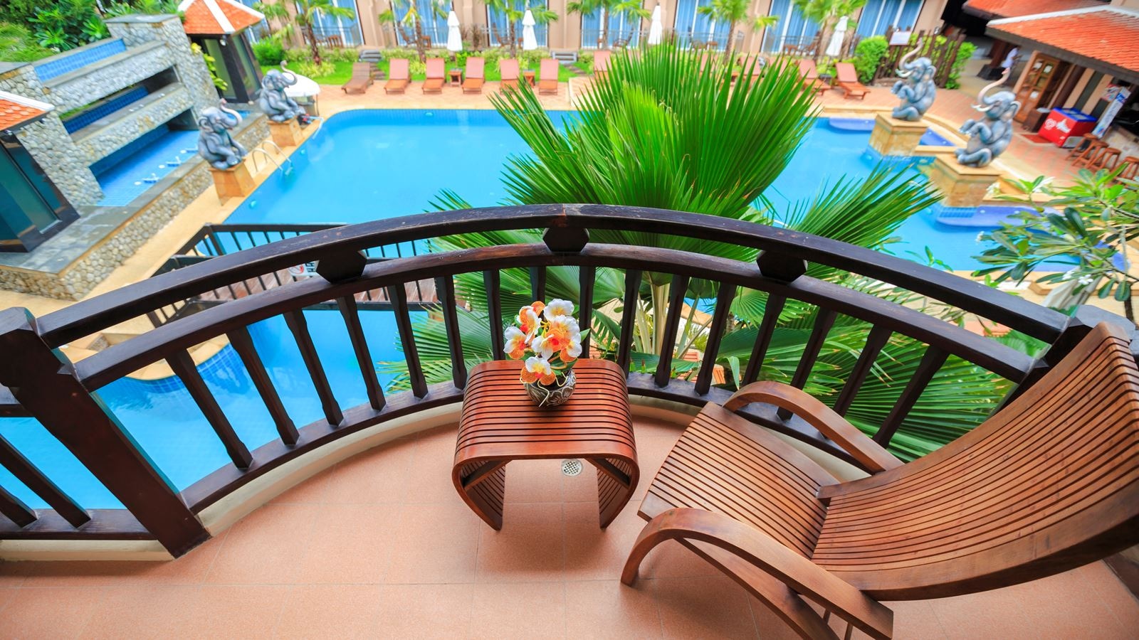 rooms-deluxe-pool-view