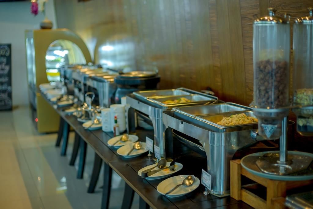 restaurants-pool-side-restaurant