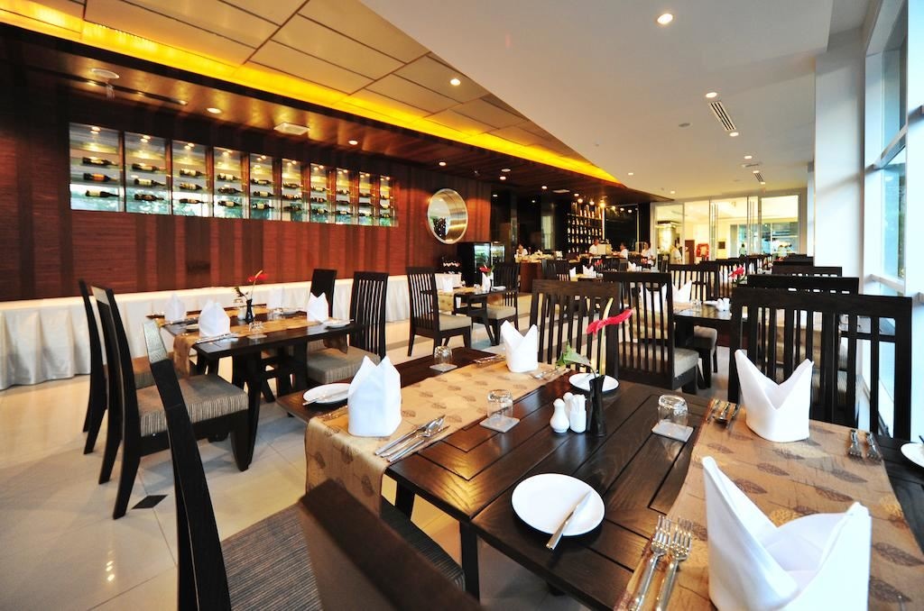 restaurants-pool-side-restaurant