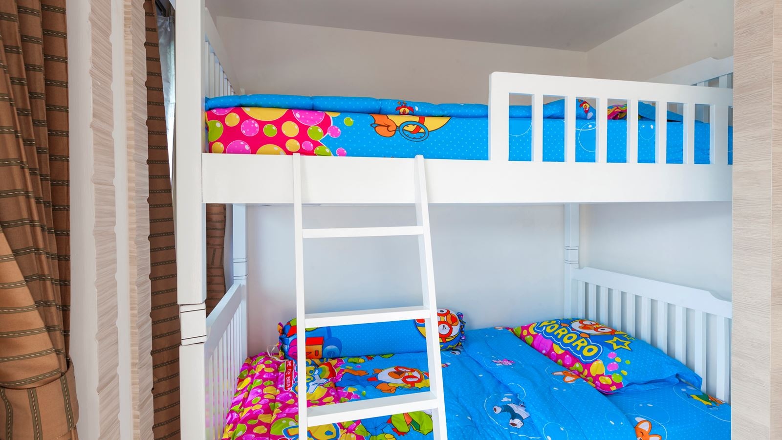 rooms-deluxe-family-room