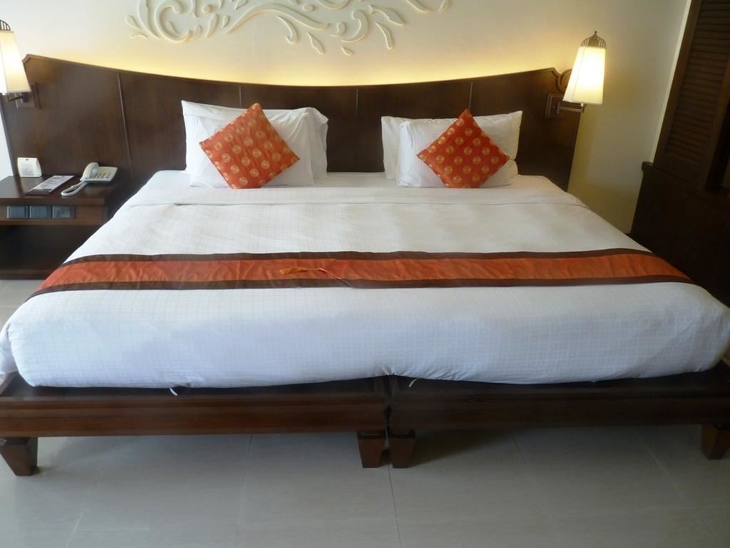 rooms-pool-access-room