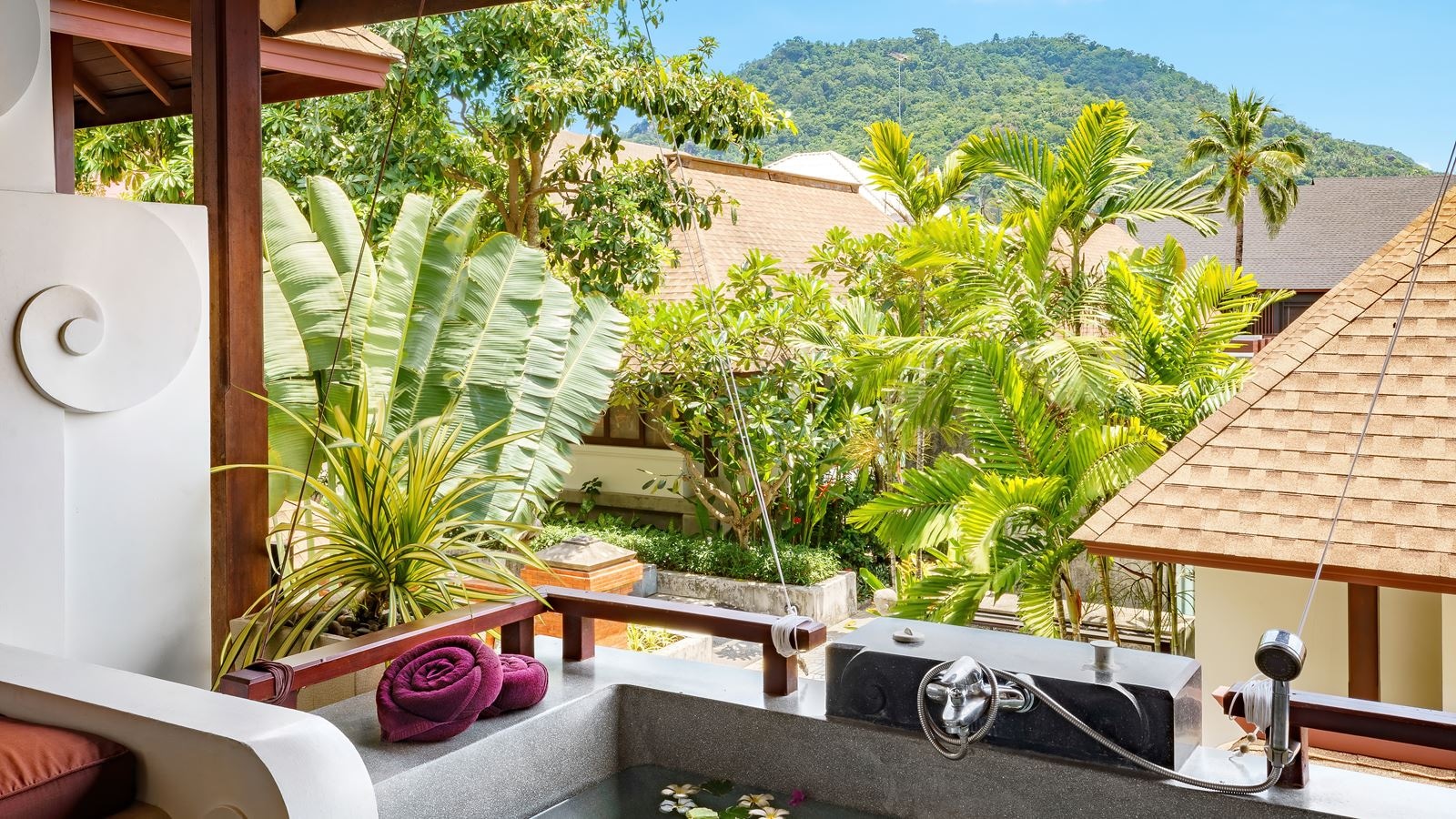 rooms-deluxe-balcony-suite