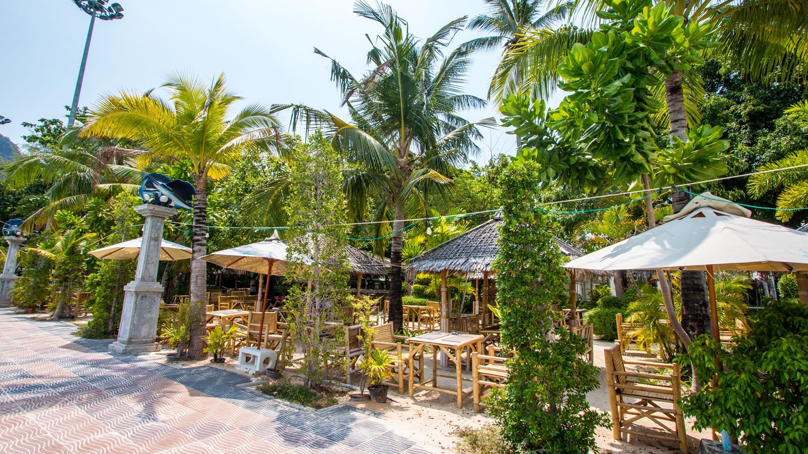 restaurants-jungle-beach-bar