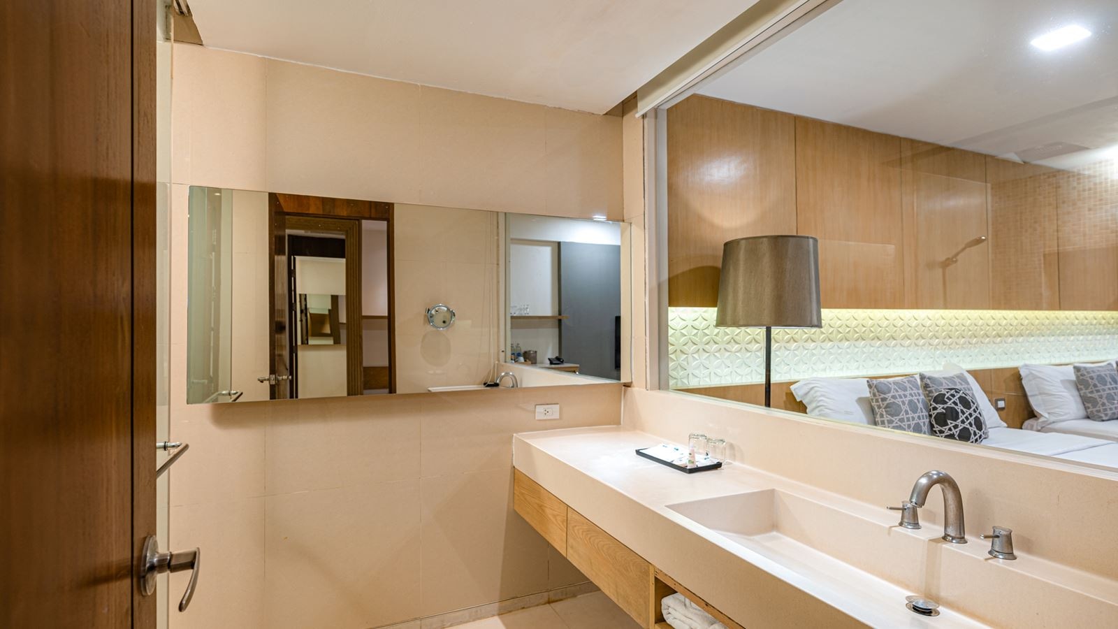 rooms-sunset-deluxe-pool-view