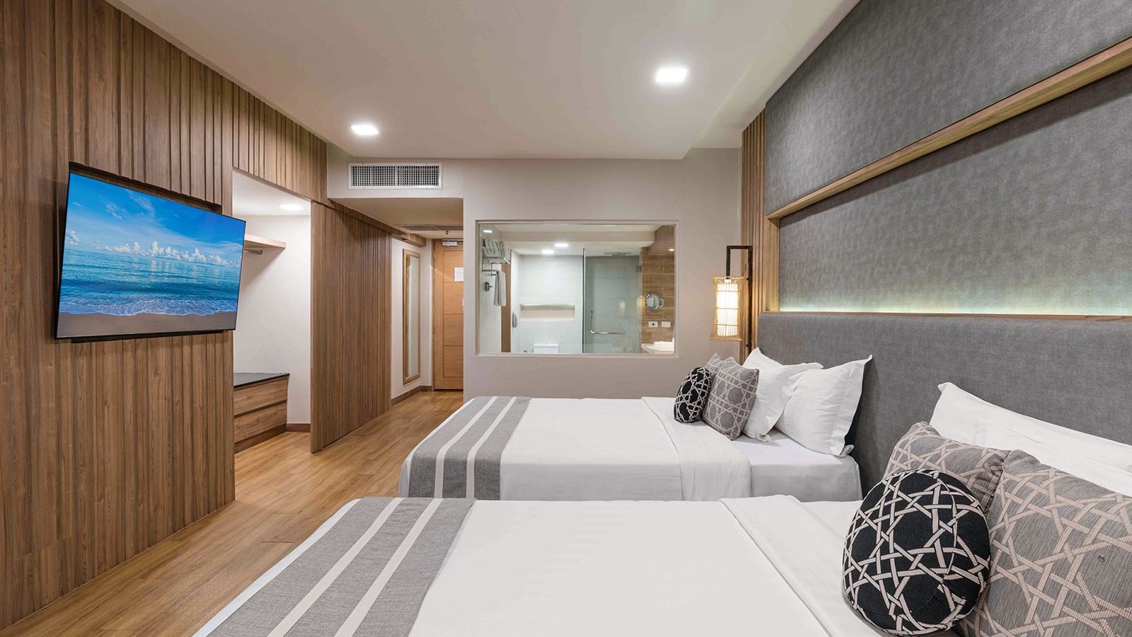 rooms-family-pool-view