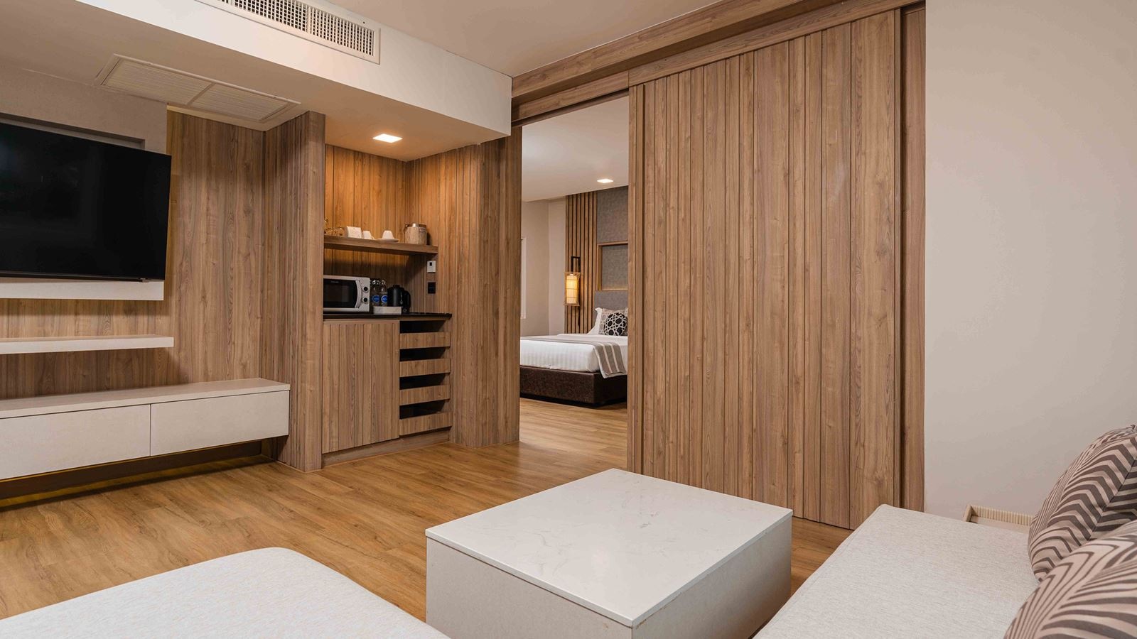 rooms-family-pool-view