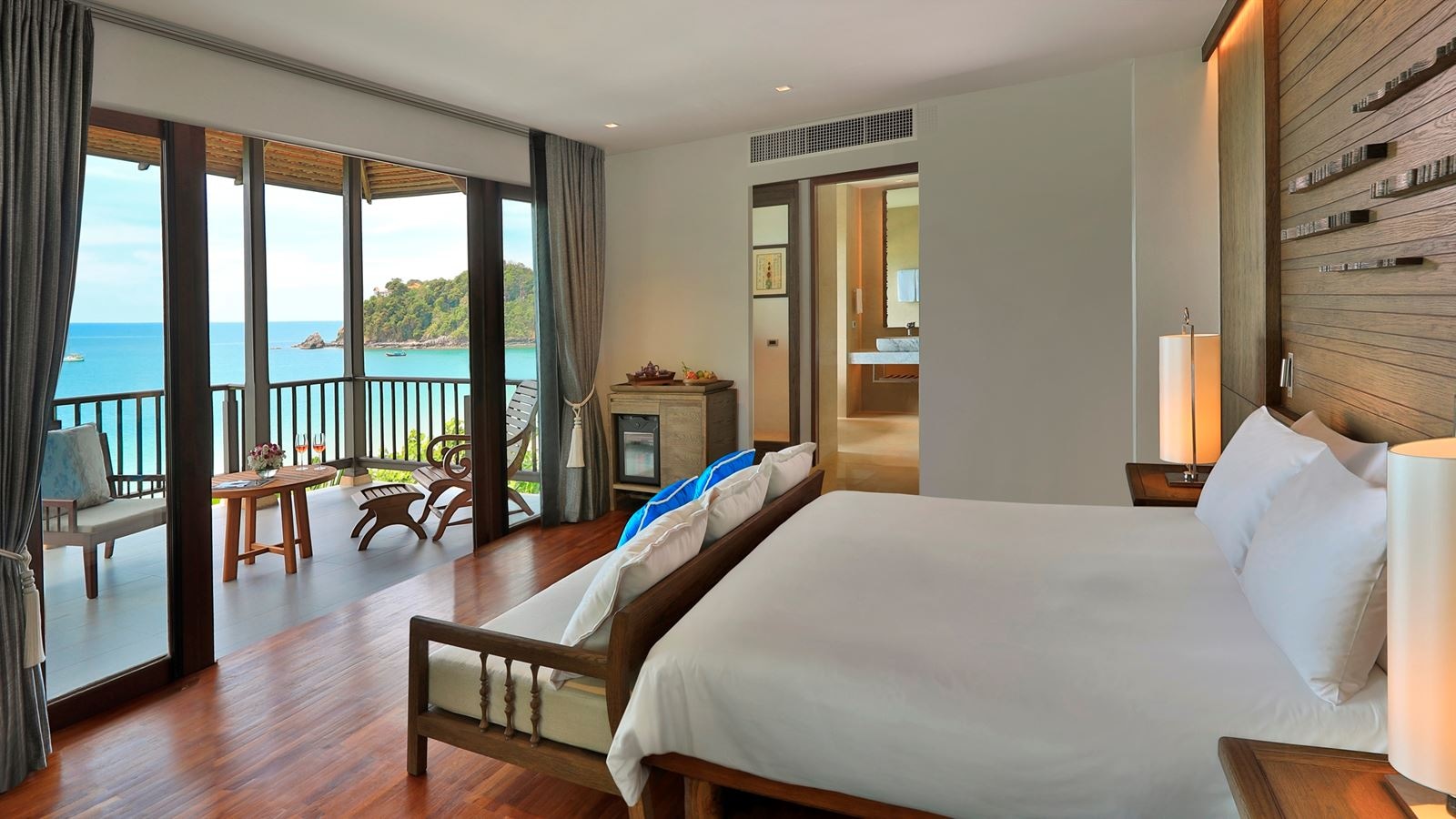 rooms-bayfront-deluxe