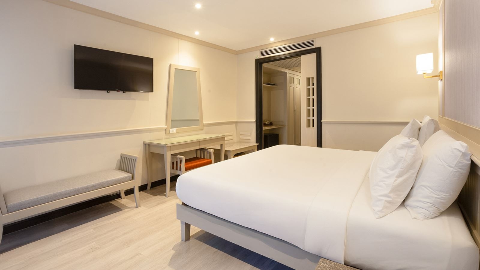 rooms-deluxe-pool-view-room