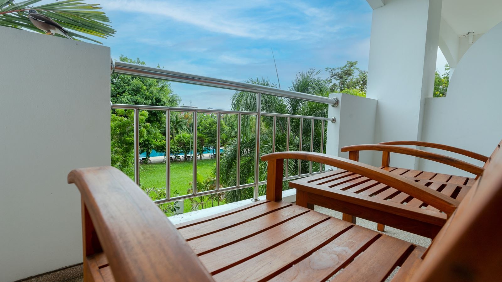 rooms-deluxe-pool-view-room