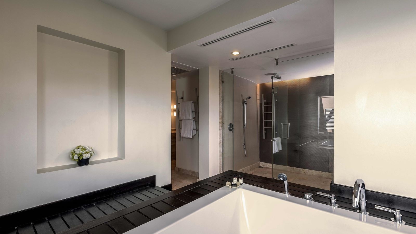rooms-deluxe-suite
