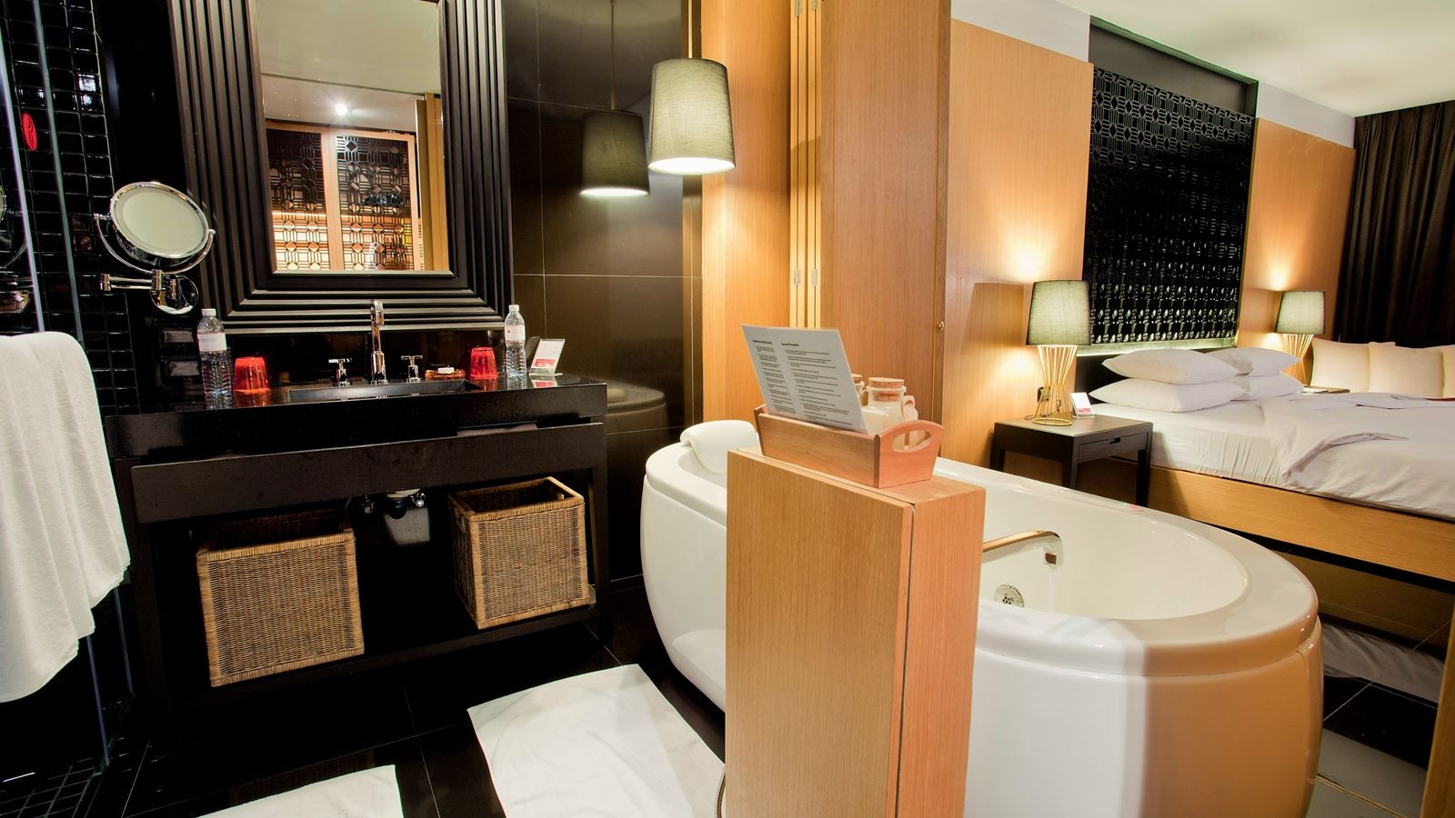 rooms-deluxe-jet-tub-room