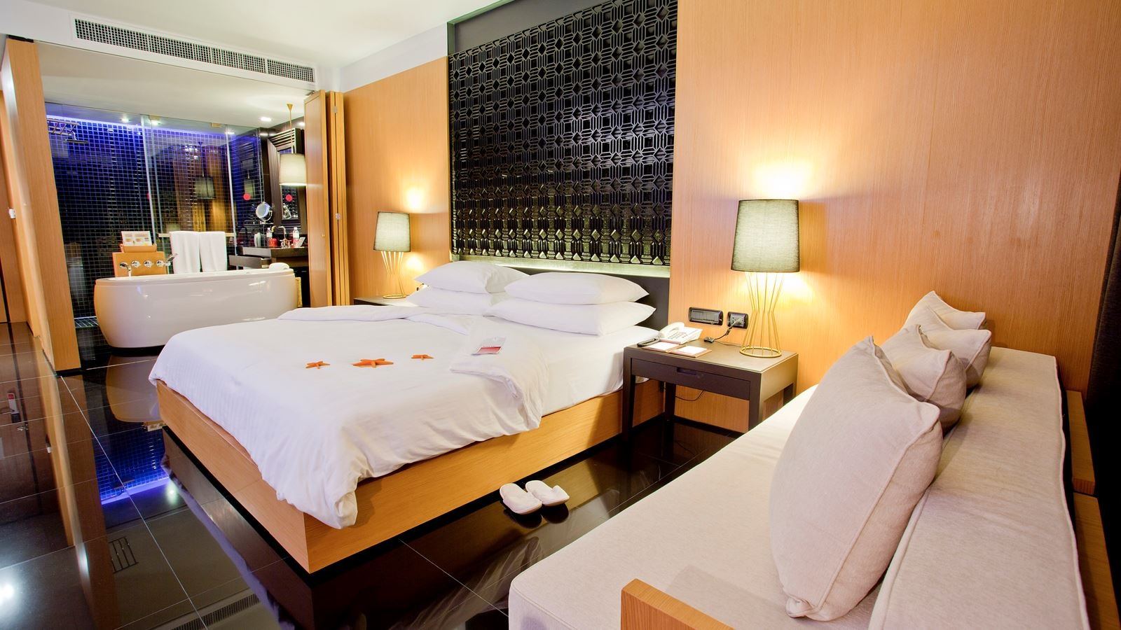 rooms-deluxe-jet-tub-room